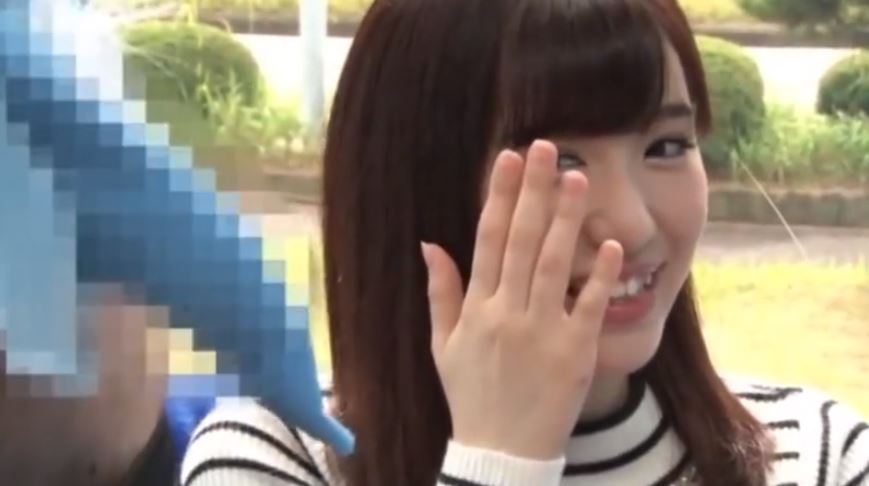 〚マジックミラー号〛　「やっぱ、大きいんだ」八重歯の可愛い女子大生が悩む男子の巨根をフル勃起させて計測