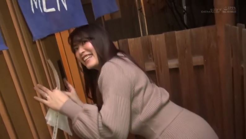 〚人妻羞恥プレイ〛　「ラッキー誰もいない」男湯にタオル一枚入湯に挑戦する素人妻は男性客をフェラとパイズリ