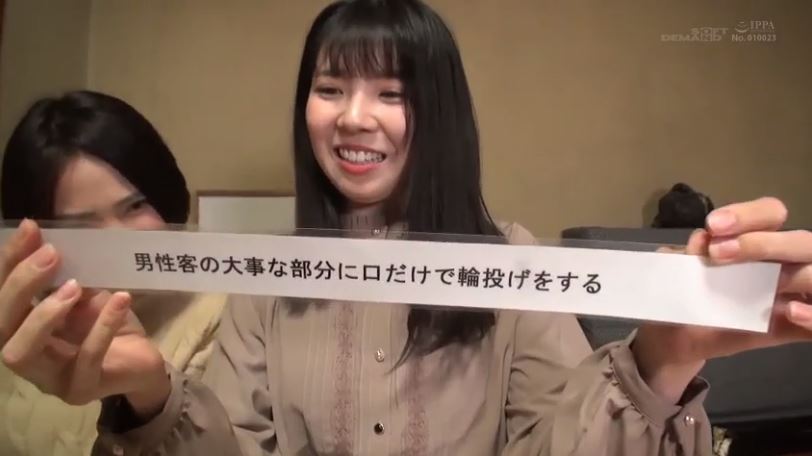 〚人妻ナンパ〛　「主人以外の触るの久しぶり」素人妻が肉棒に輪投げするために男性客のチンポを咥え込み口内射精