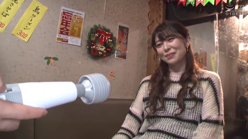 〚素人ナンパ〛　「そっちの方が使ったことあるし」マシンバイブより電マを選ぶけど結局バイブでイキ潮吹かされる