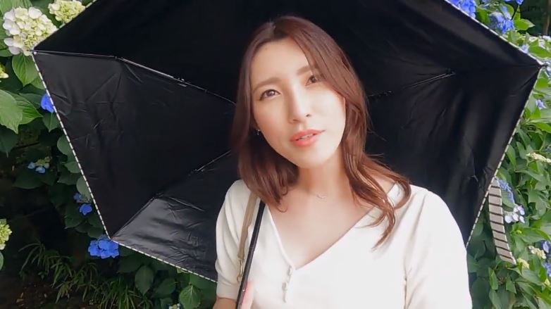 〚素人妻〛　「なんか、緊張します」こんな色白美肌の美人妻が浮気？　持て余した欲求不満の肉体を他人棒で解消