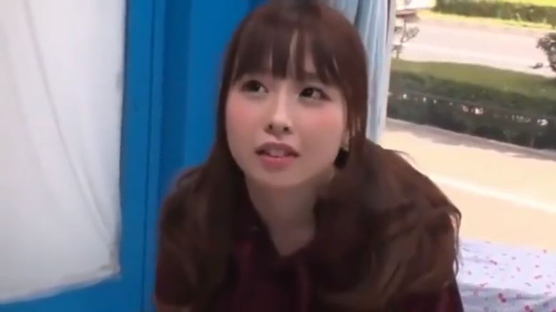 〚マジックミラー号〛　「童貞なんですか？」童貞に若干引き気味の色白素人女子がパイパン美マンコで生筆おろし