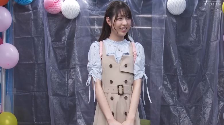 〚マジックミラー号〛　コスプレが趣味の可愛い喫茶店員がビキニポージング　挿入した強烈ローターの刺激に悶絶