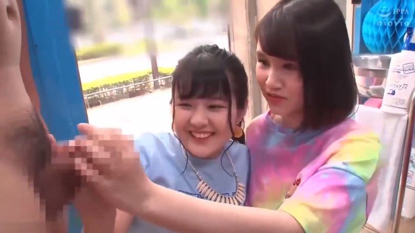 〚マジックミラー号〛　二人でやれば怖くない　彼の手コキもしたことがない素人女子たちが他人棒を必死に手コキ