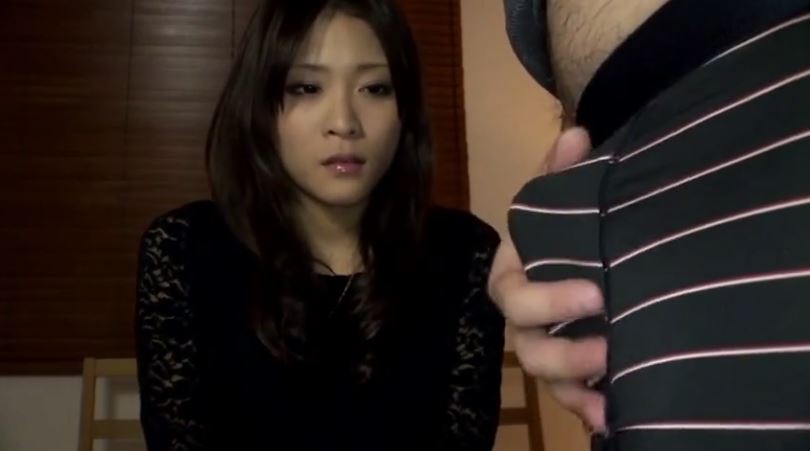 〚センズリ鑑賞〛　「見るだけなら」パンツ越しの勃起チンポに興奮した熟女は我慢できず肉棒にむしゃぶりつく