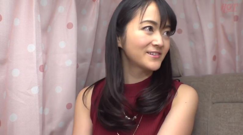 〚人妻ナンパ〛　「少し我慢してます」夫のためにジム通いでスタイルを維持するセレブ妻は同人誌で一人で慰める