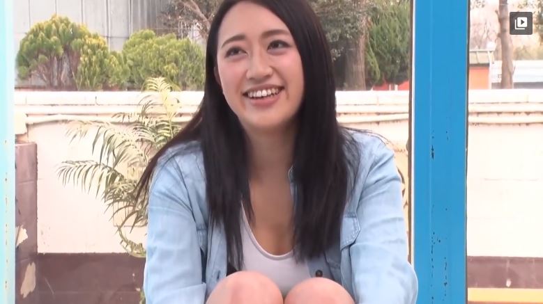 〚マジックミラー号〛　「上手でした♡」パブバー勤務のスケベ女子は男優チンポをパイパンマンコにすんなり受入れ