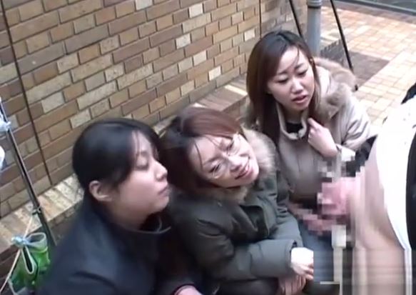 〚センズリ鑑賞〛　「みんなから触ってもらって嬉しいわよね」S痴女が路地裏でM男に唾を吐きかけセンズリを強要